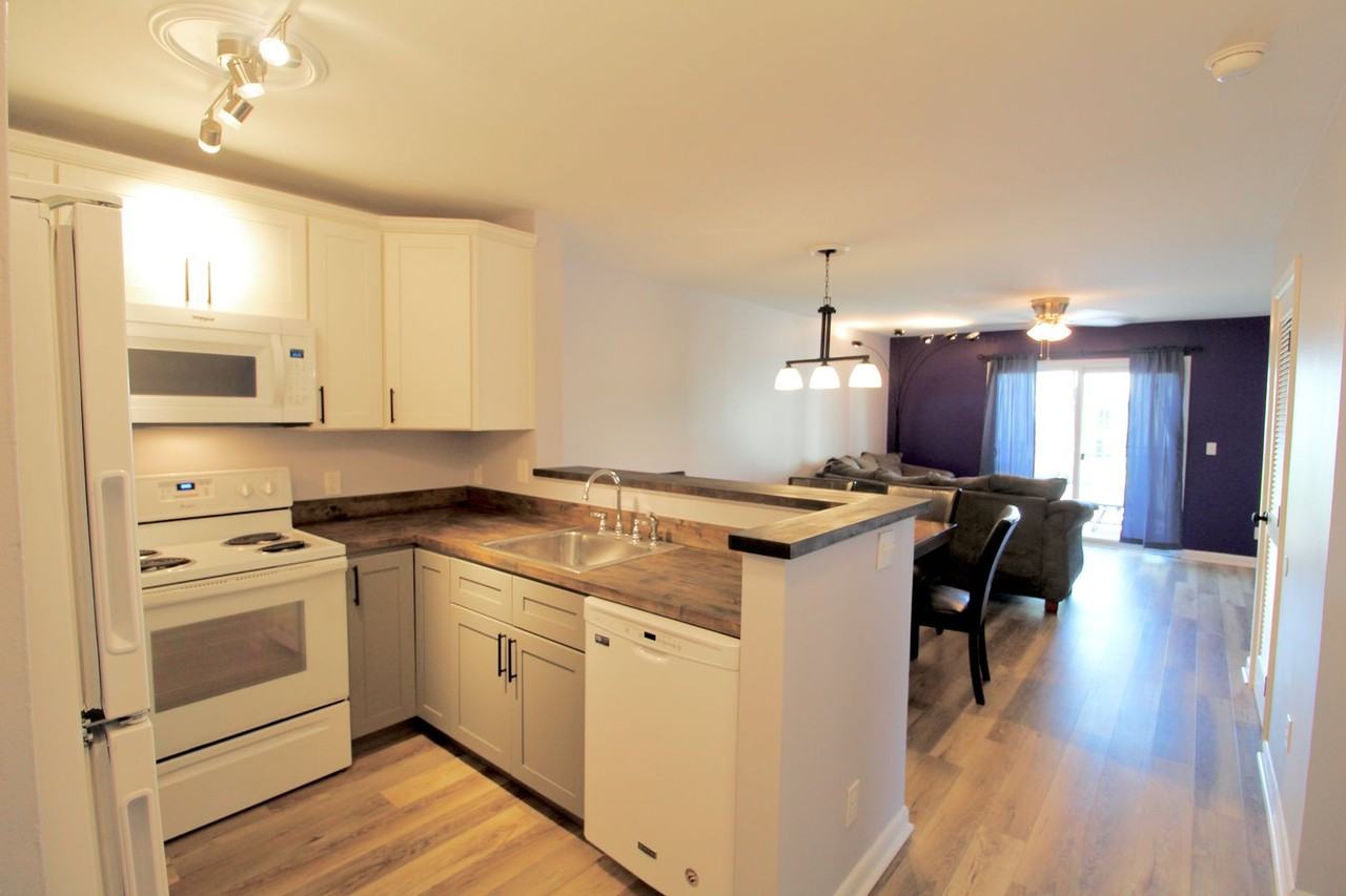 1360 Hunters Rd Apt I - Photo 3 of 26