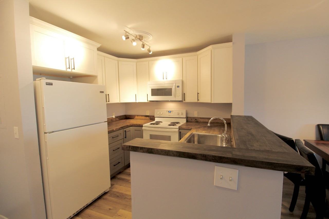 1360 Hunters Rd Apt I - Photo 5 of 26