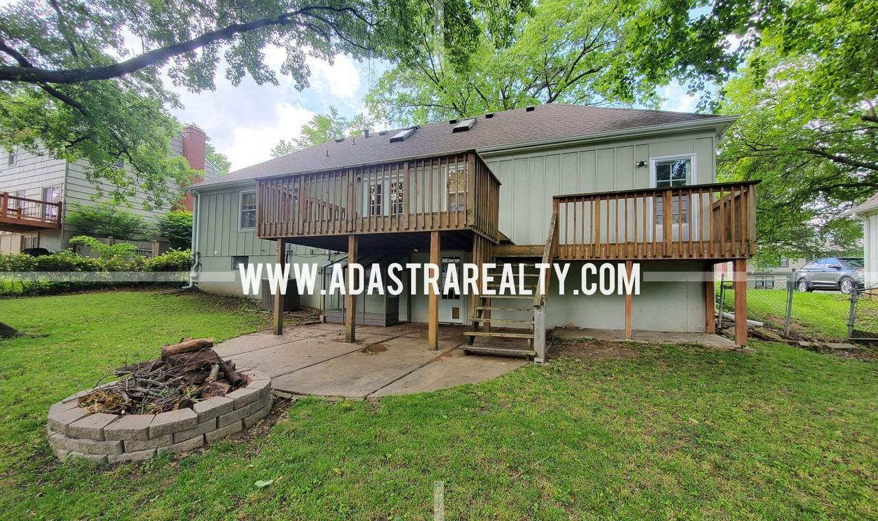 9709 Eby Street - Photo 4 of 37