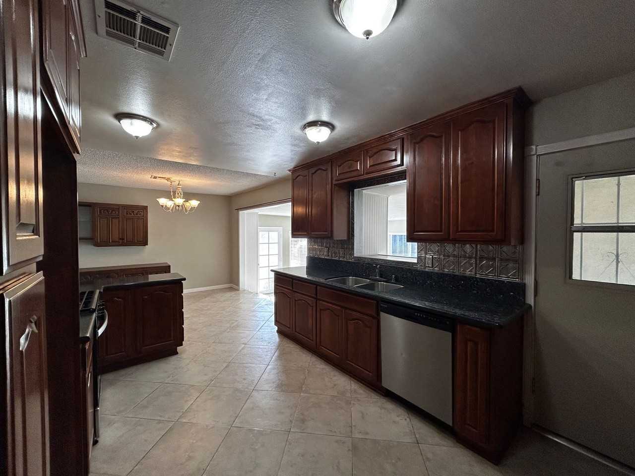 10261 Wyatt Rd - Photo 3 of 34