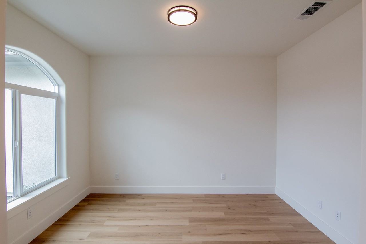 3677 Nadal Dr - Photo 5 of 31