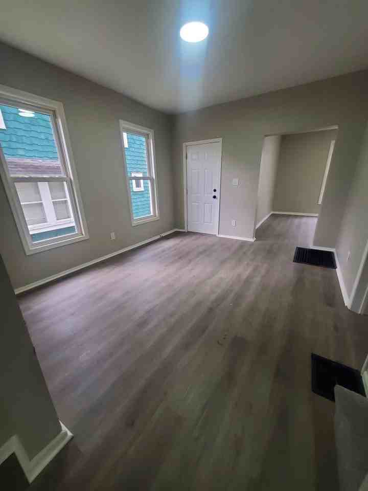1107 Collinwood Ave - Photo 2 of 19