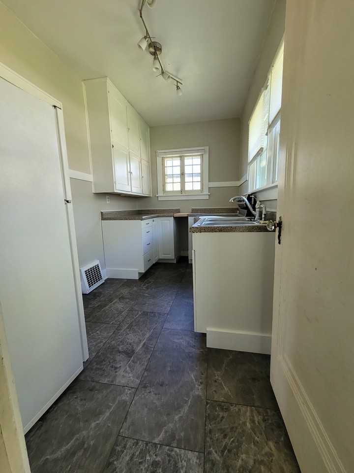 328 E Franklin St #NA - Photo 3 of 15