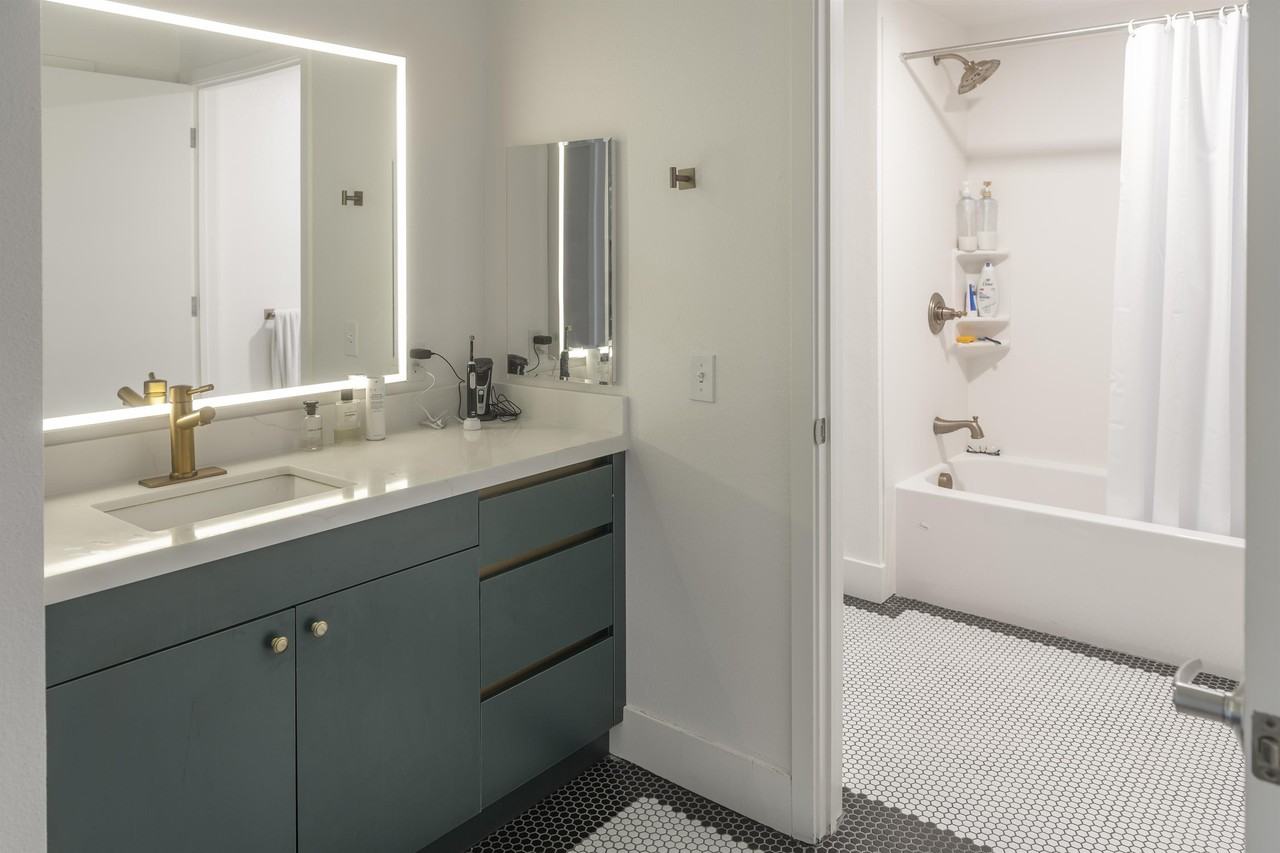 2556 Telegraph Ave #504 - Photo 2 of 34