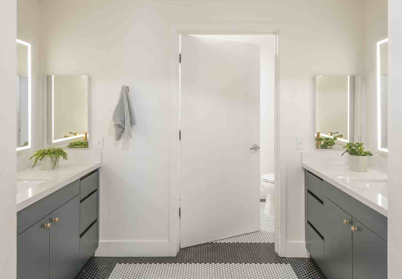 2556 Telegraph Ave #504 - Photo 4 of 34