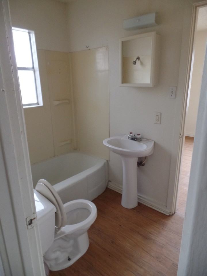 2101 W. 10th - Photo 2 of 9