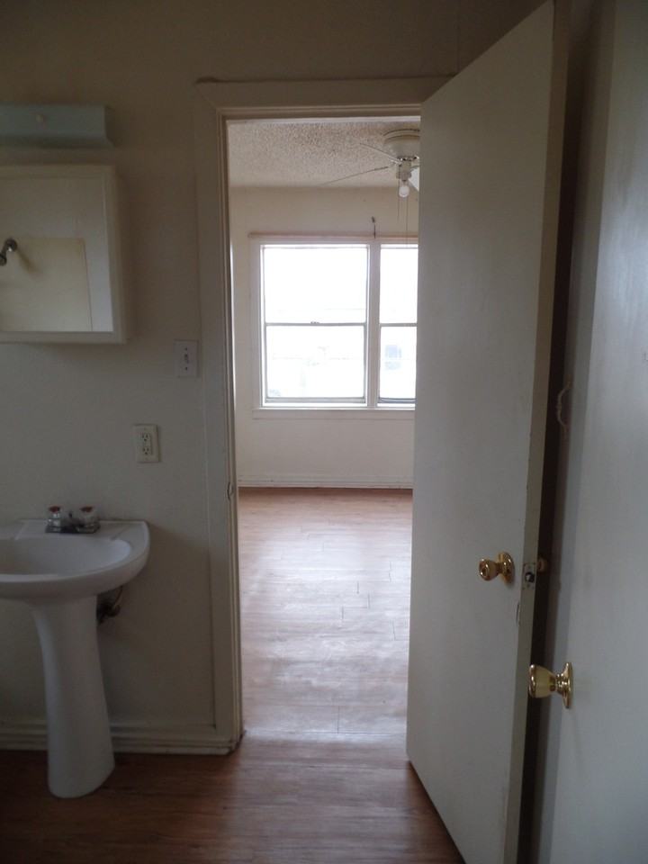 2101 W. 10th - Photo 3 of 9