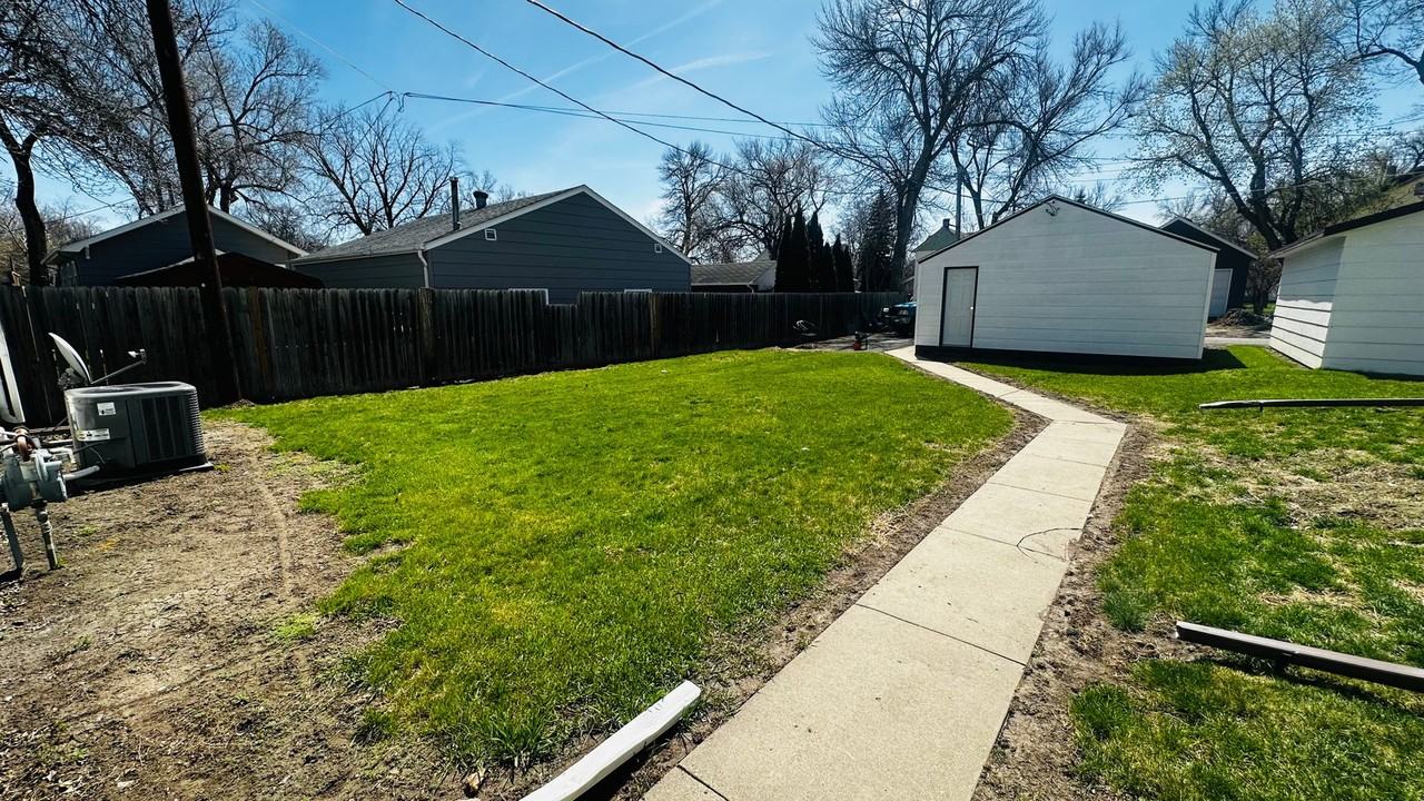 220 9th Ave Ne - Photo 2 of 17