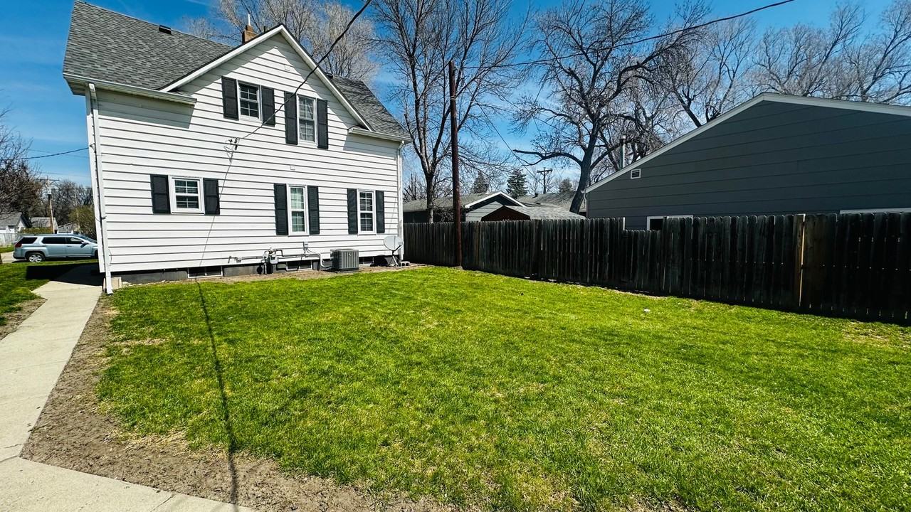 220 9th Ave Ne - Photo 3 of 17