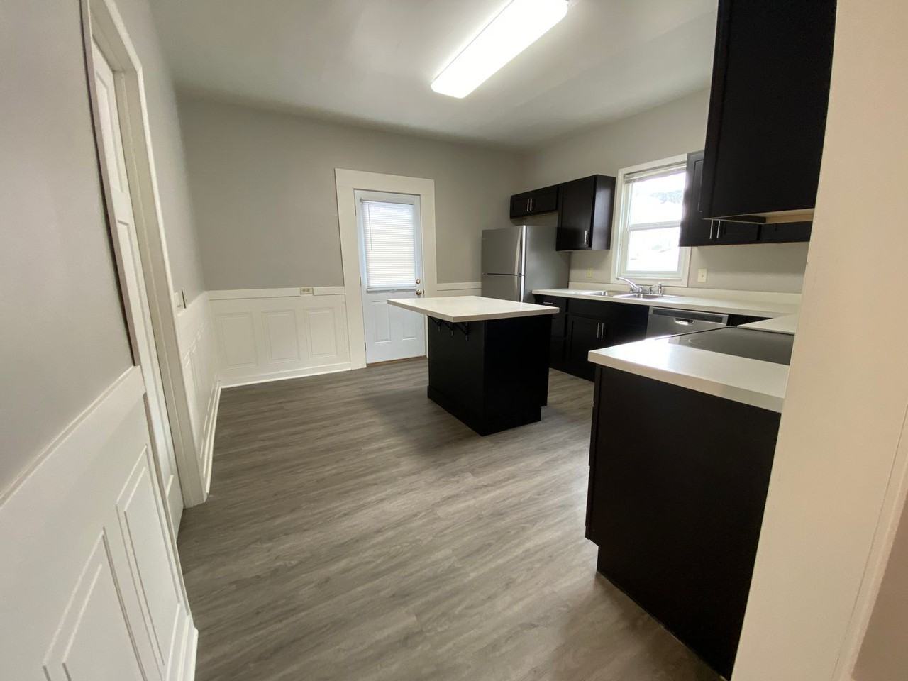 515 4th Ave S - Photo 4 of 34