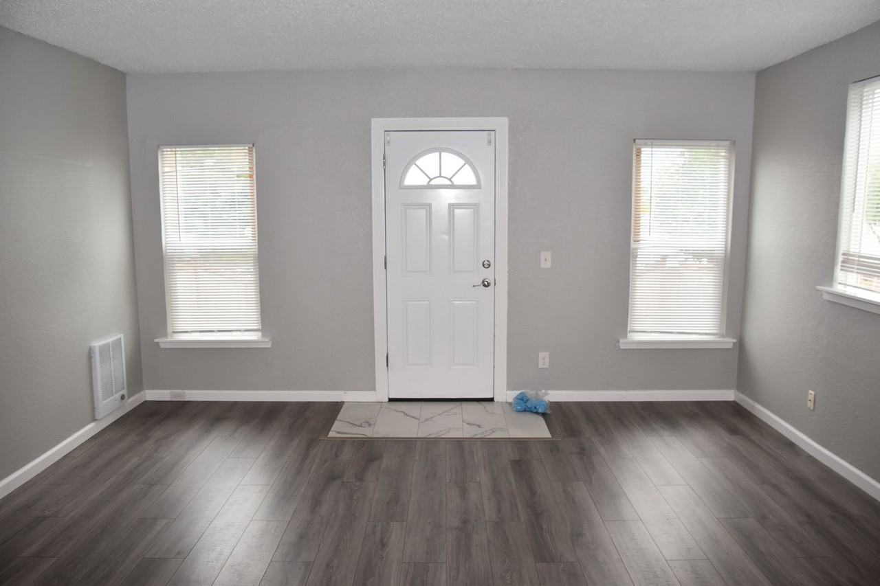 906 S J St - Photo 2 of 16