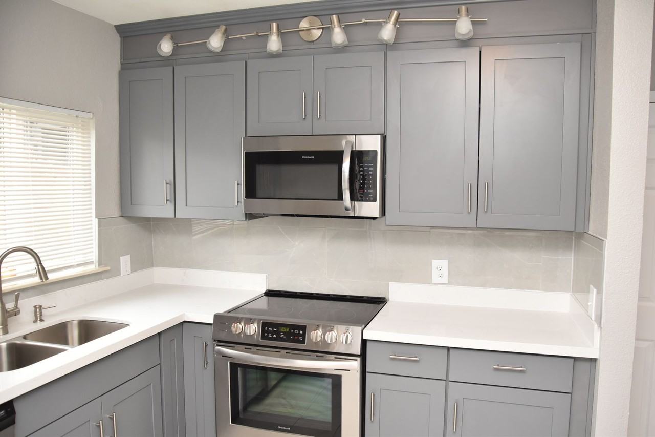 906 S J St - Photo 5 of 16