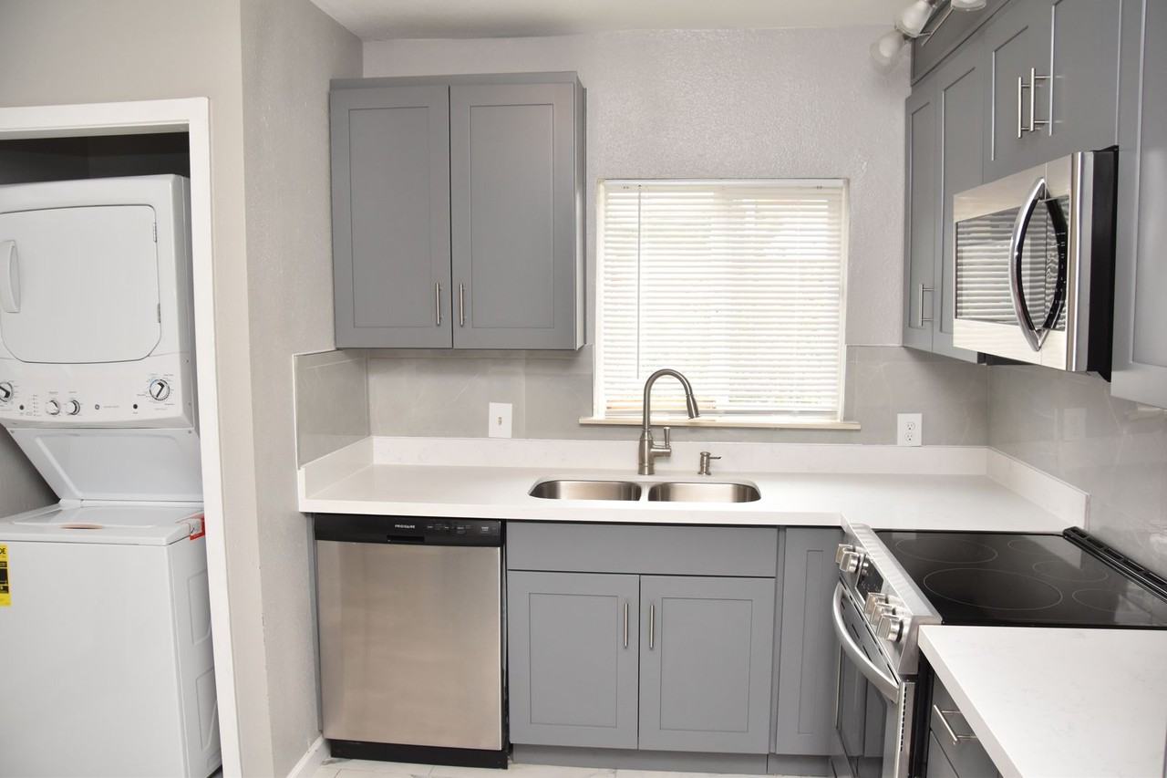 906 S J St - Photo 6 of 16