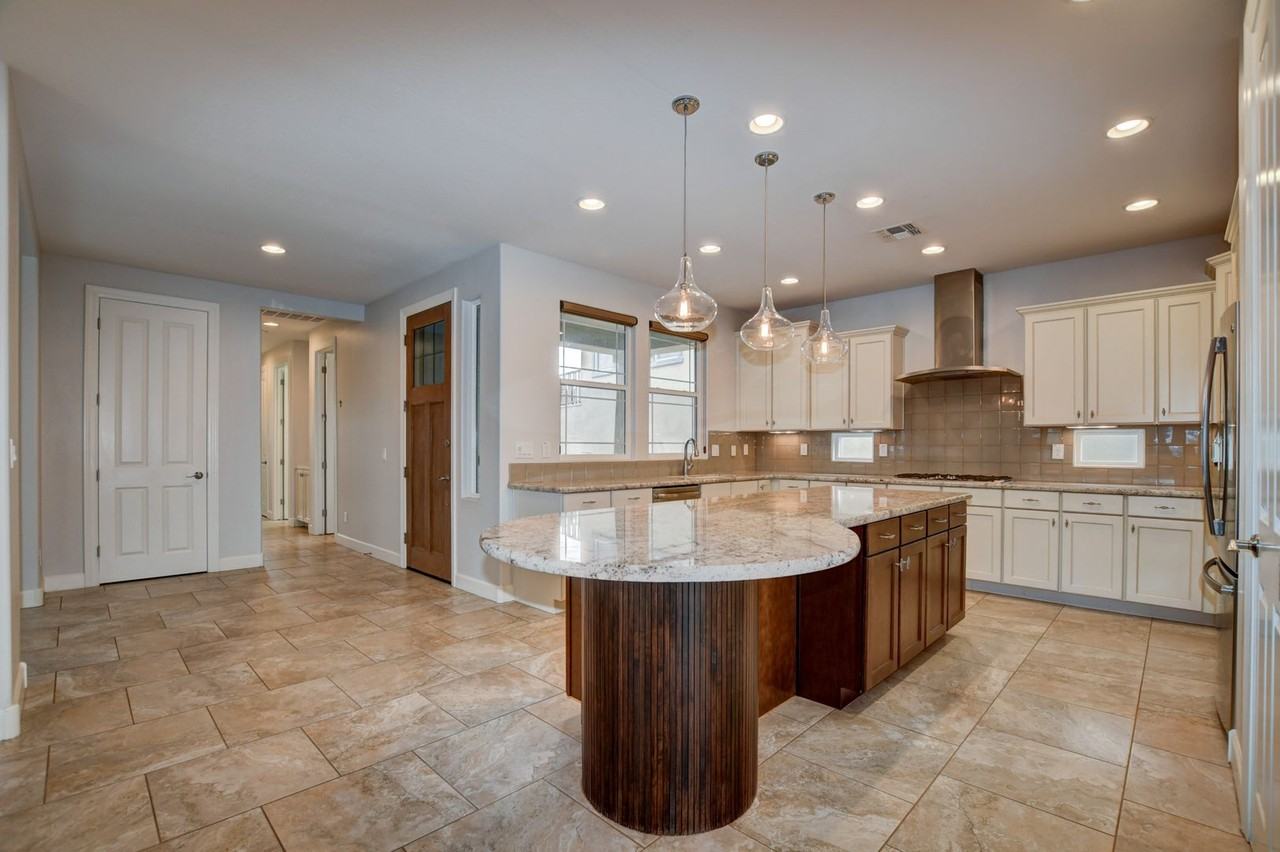 1499 Varsity Dr - Photo 4 of 42