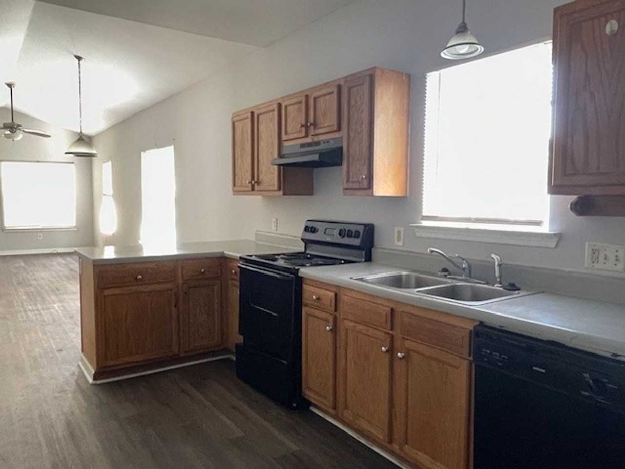 433 Evans St - Photo 3 of 3