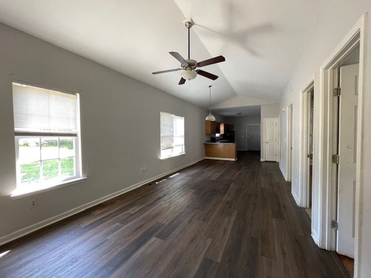 433 Evans St - Photo 2 of 3