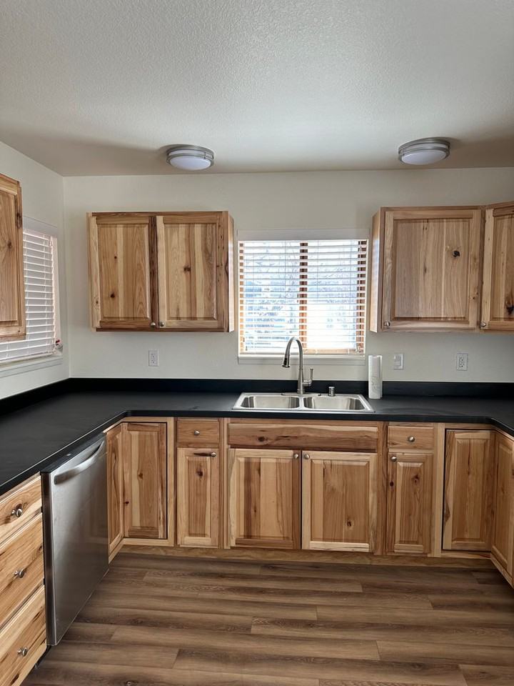 566 N Alaska St - Photo 2 of 7