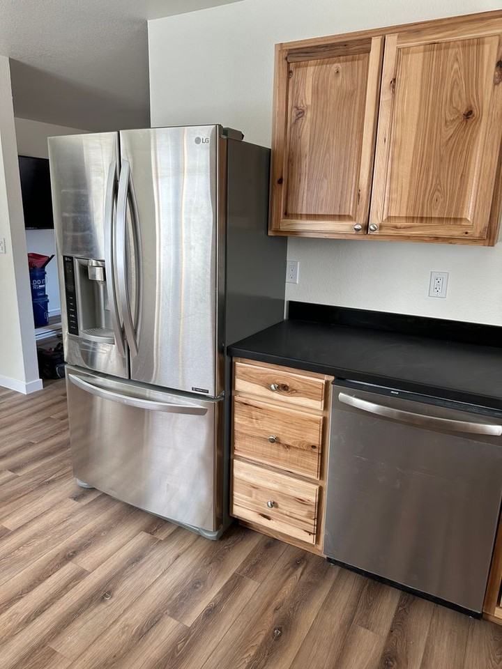 566 N Alaska St - Photo 3 of 7