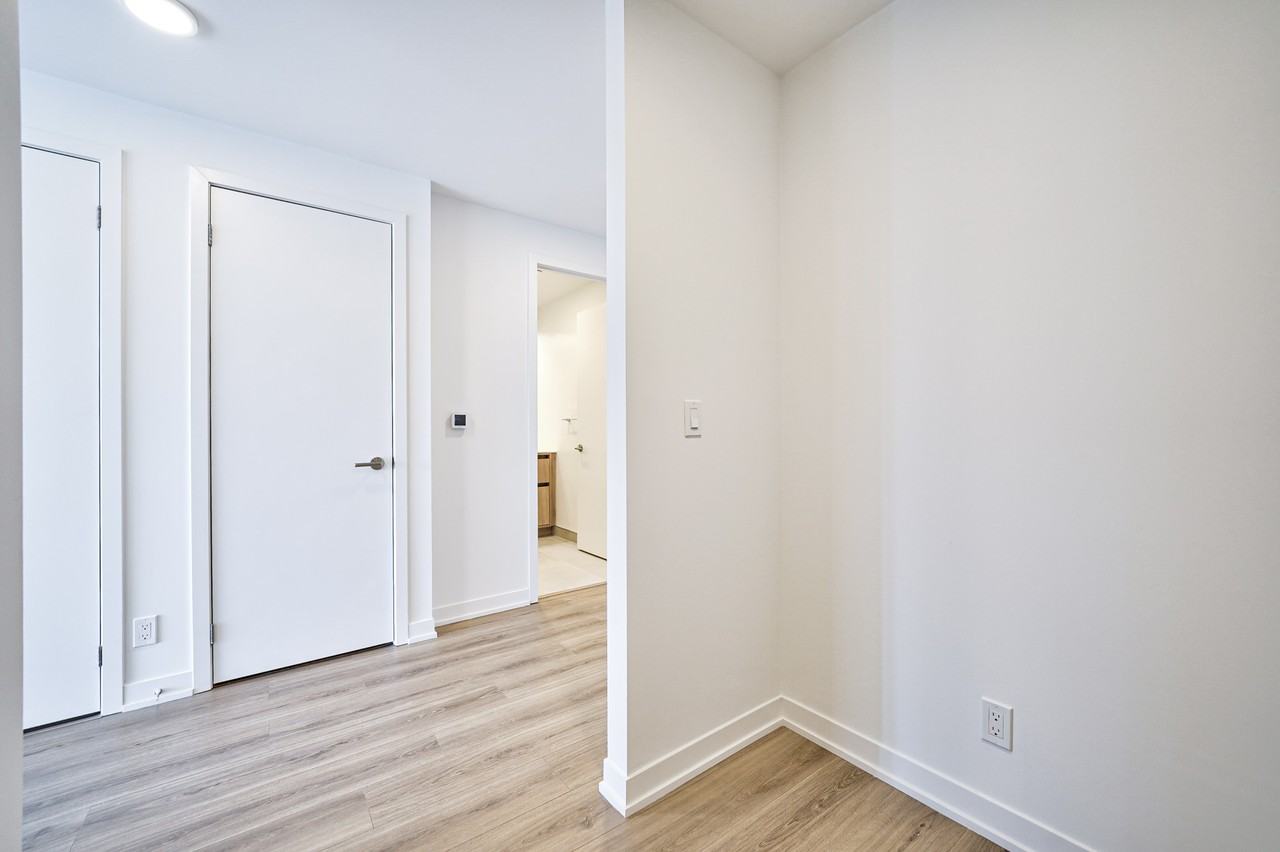 7950 Bathurst Street - Photo 7 of 43