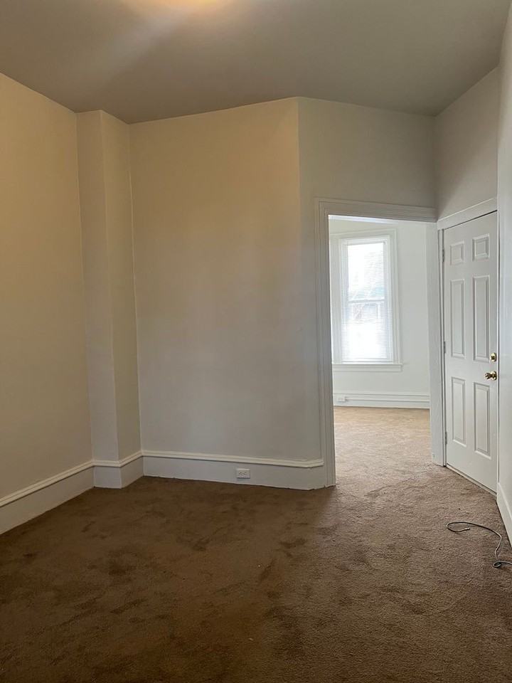 313 W Lemon St - Photo 4 of 8