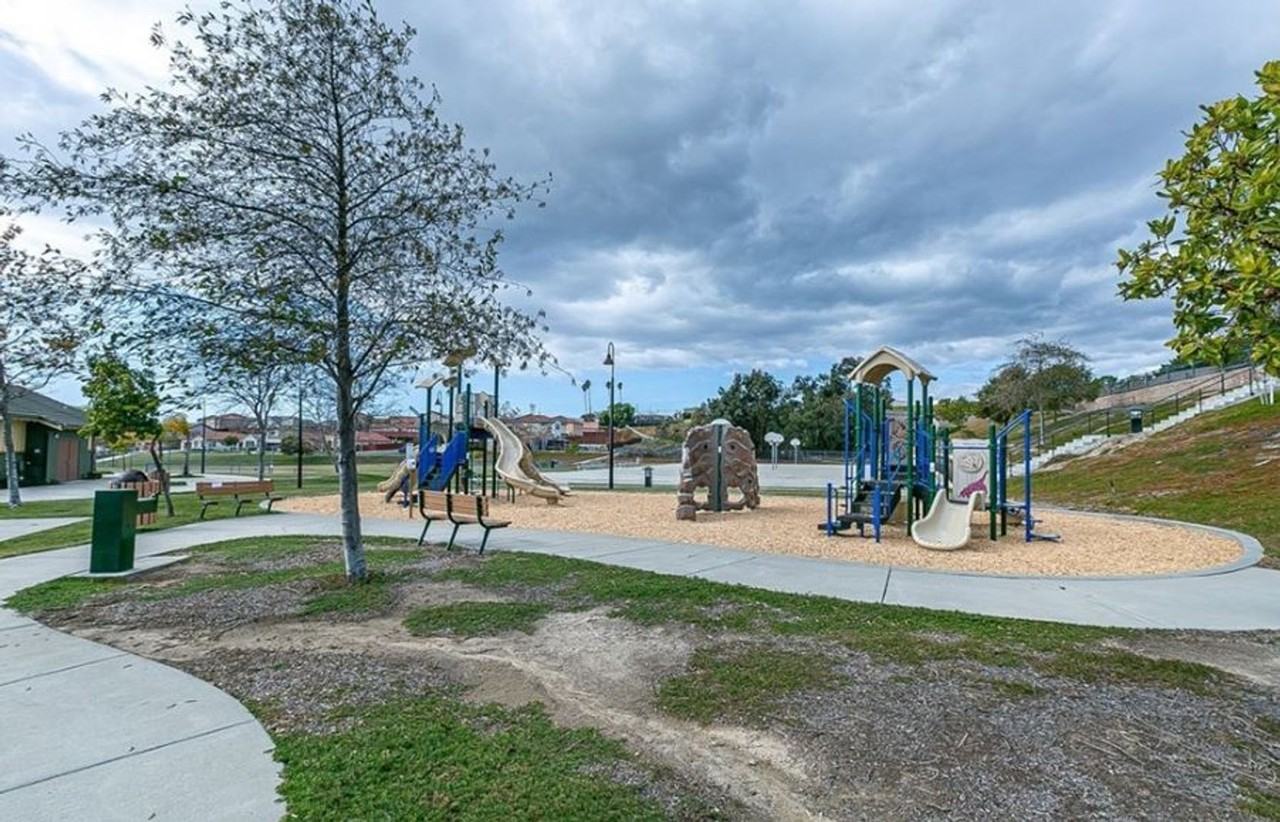 522 Palomar Cir - Photo 3 of 6