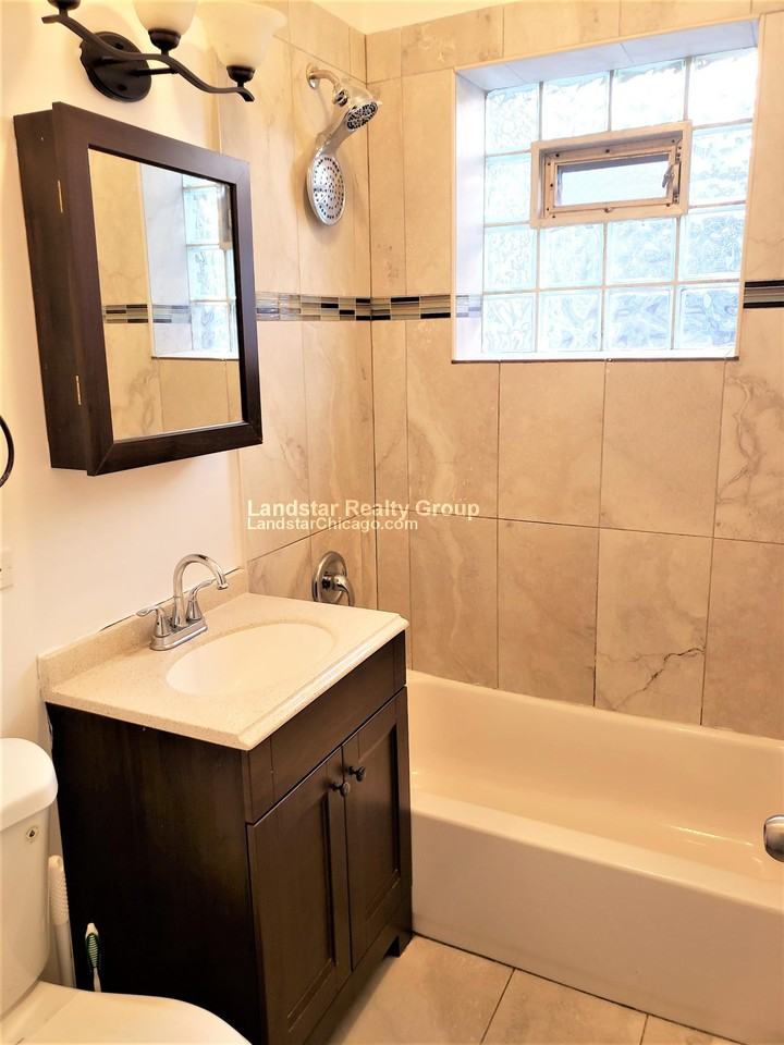 4449 N Hamlin Ave #3 - Photo 7 of 10