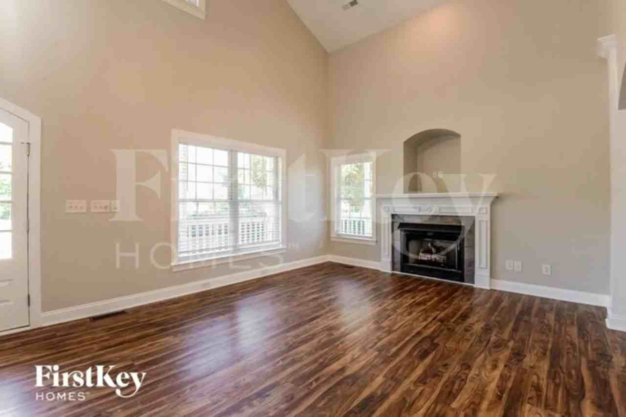 145 Longwood Dr - Photo 3 of 15