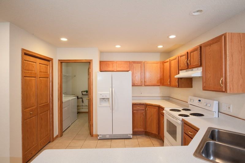 411 Sarah Cir - Photo 2 of 7