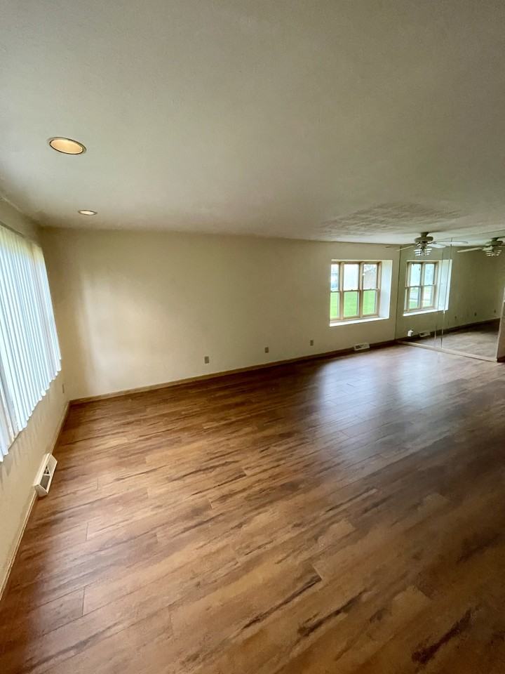 2937 Warrensville Center Rd - Photo 3 of 11