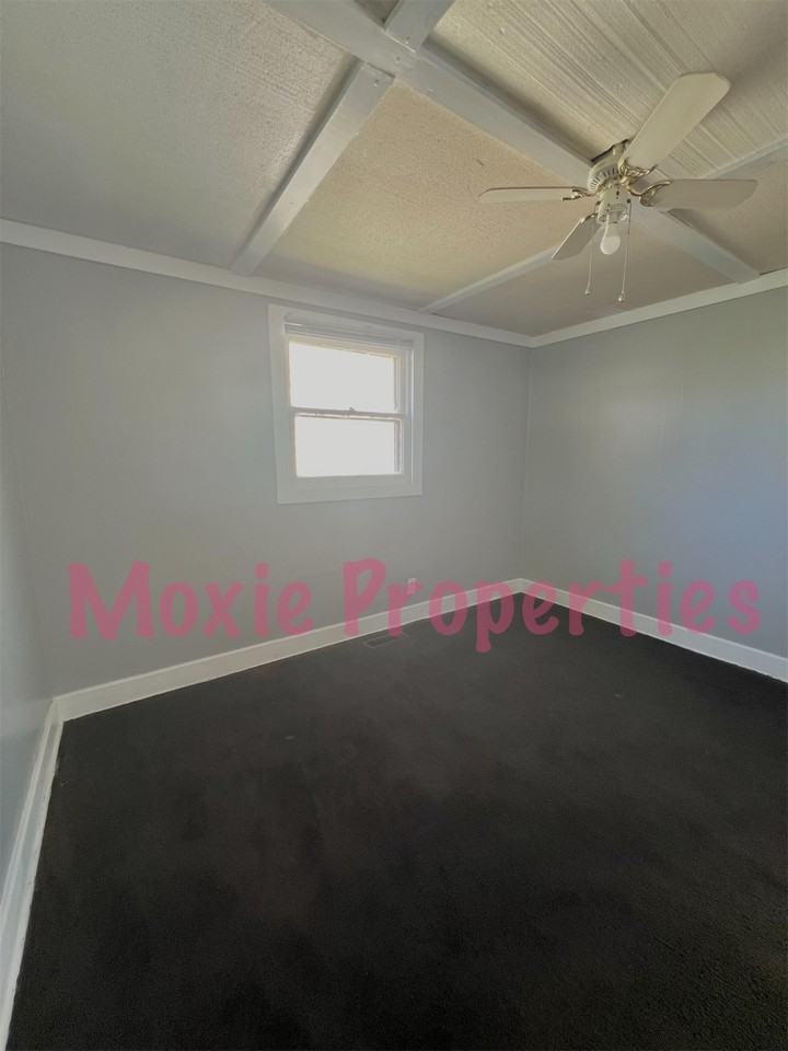 2210 N Waugh St - Photo 2 of 7