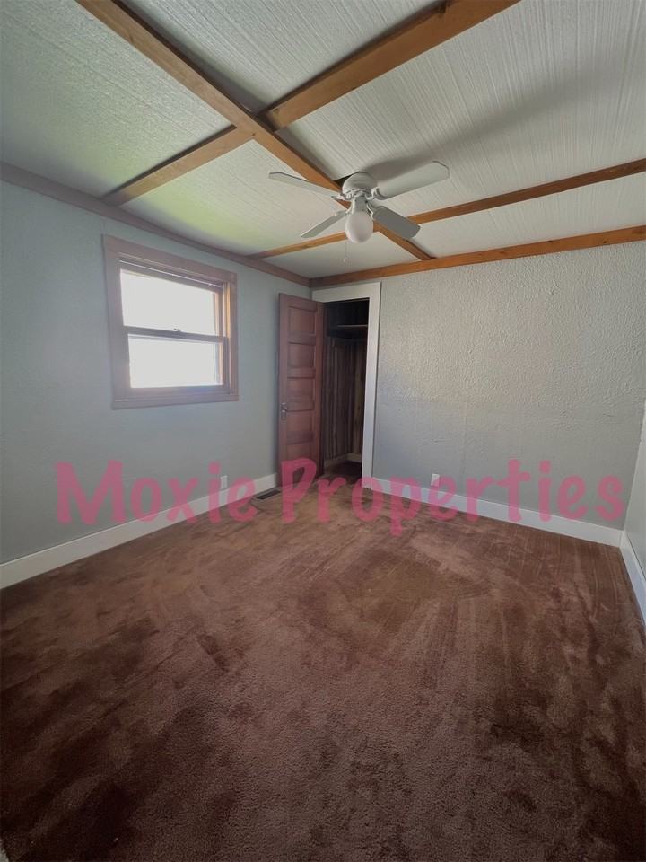 2210 N Waugh St - Photo 3 of 7