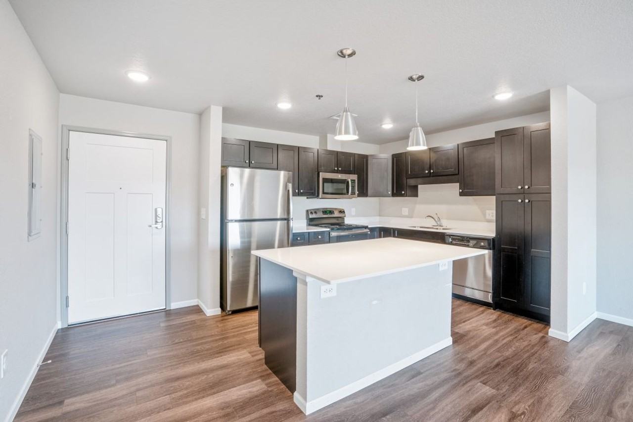 Grand Crossing - Photo 3 of 48