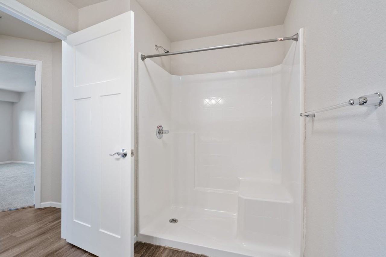 Grand Crossing - Photo 4 of 48