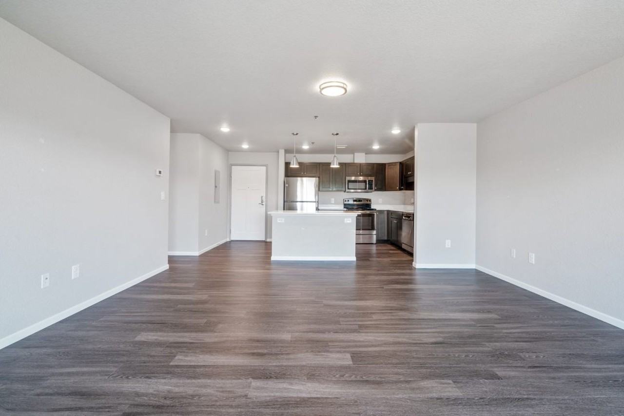 Grand Crossing - Photo 5 of 48