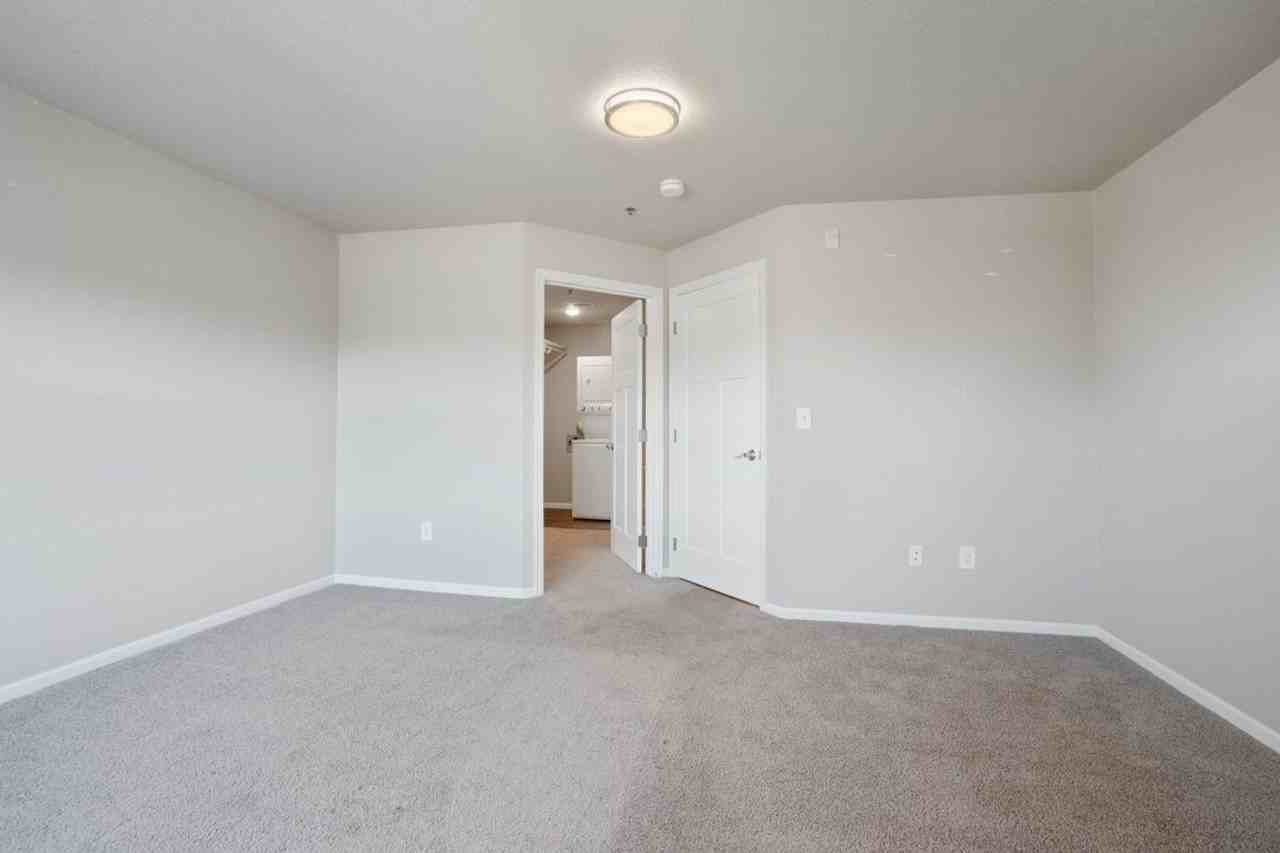 Grand Crossing - Photo 7 of 48