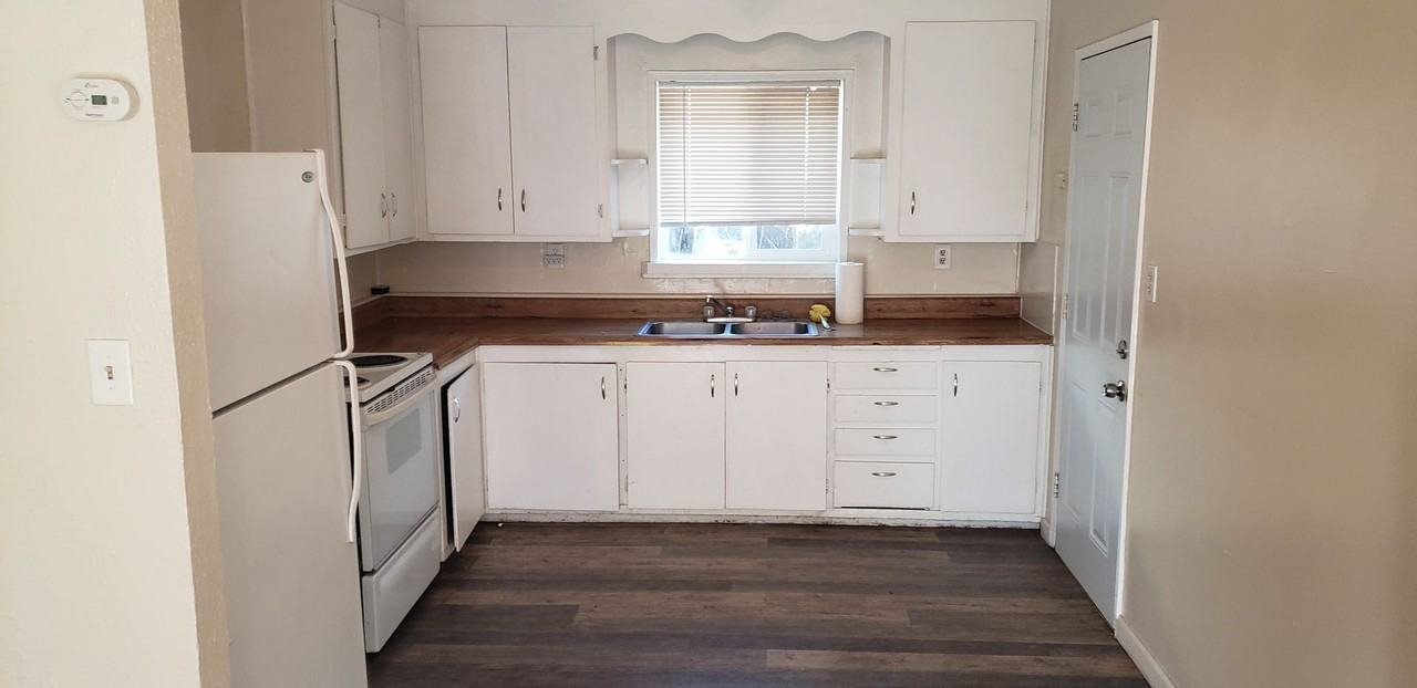 21738 3rd St - Photo 3 of 9