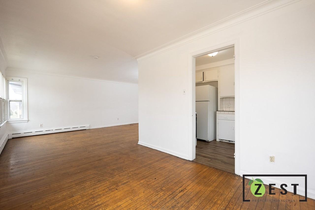 La Salle Apartment Building - Photo 3 of 6