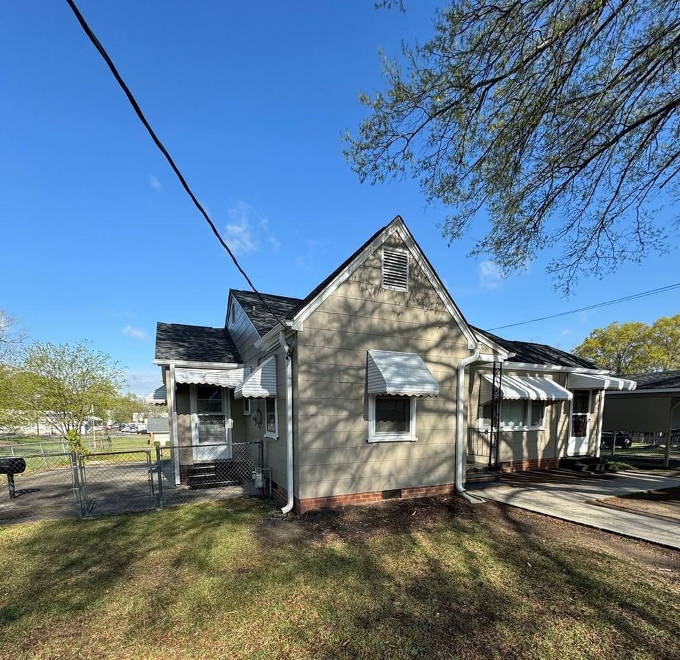 221 Hutchinson St - Photo 2 of 15