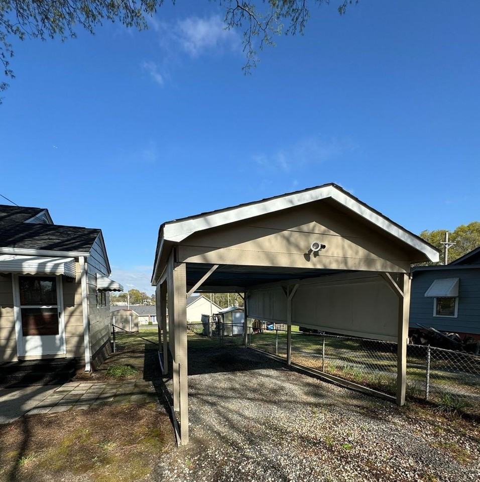 221 Hutchinson St - Photo 3 of 15