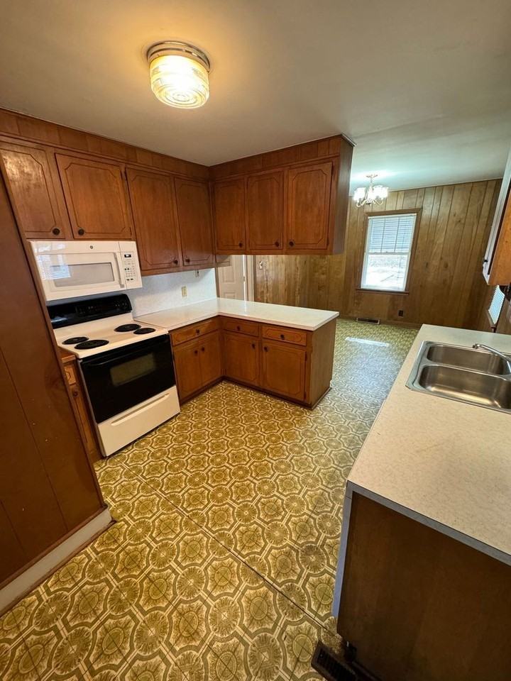 221 Hutchinson St - Photo 4 of 15