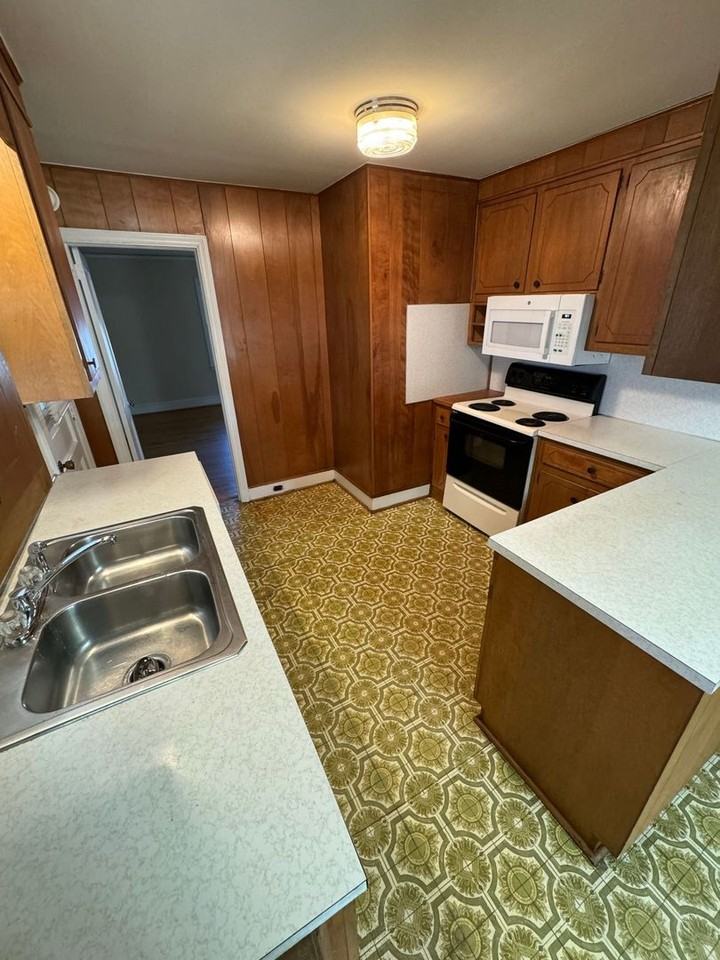 221 Hutchinson St - Photo 5 of 15