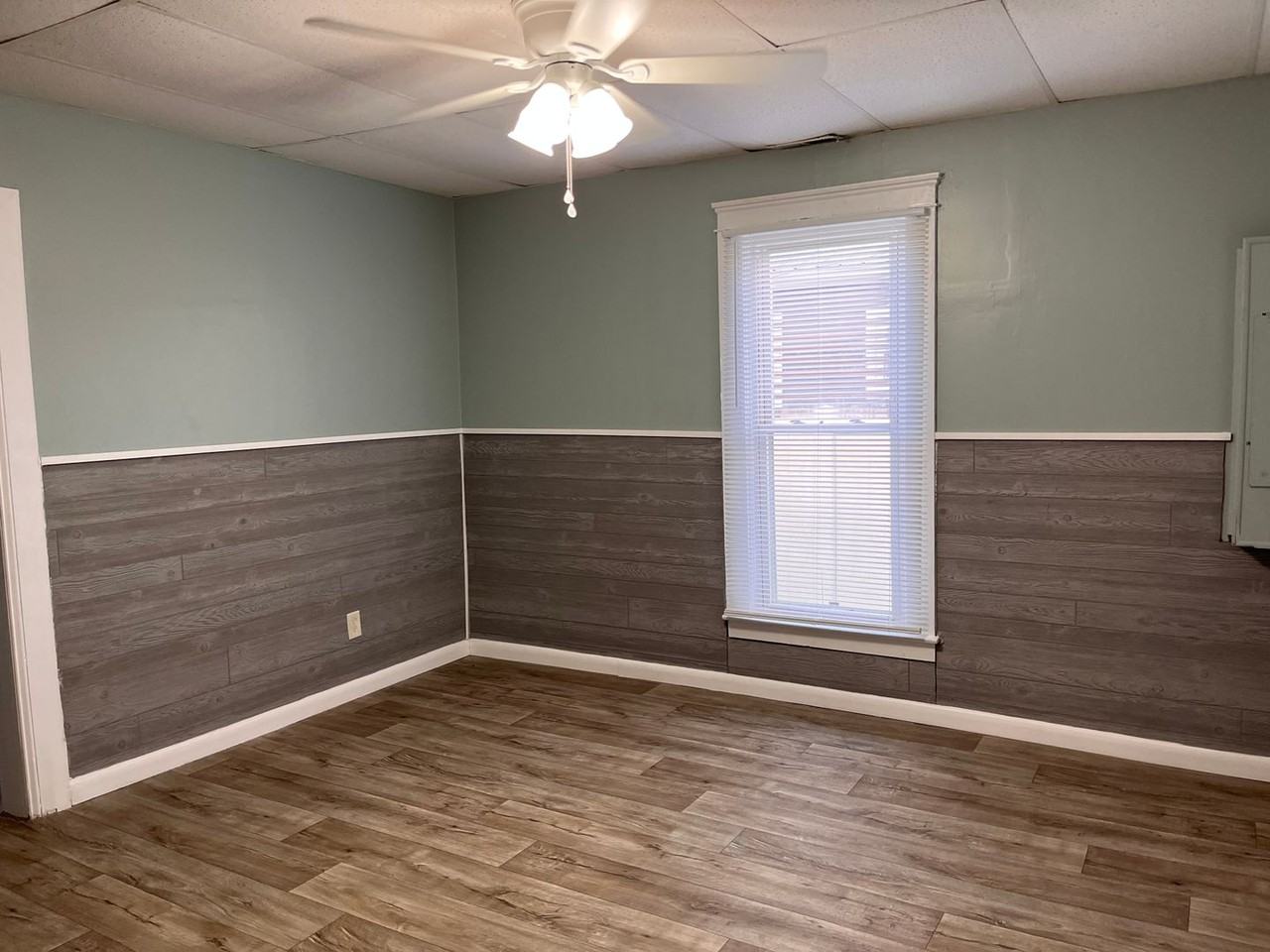 306 W 5th St - Photo 2 of 8