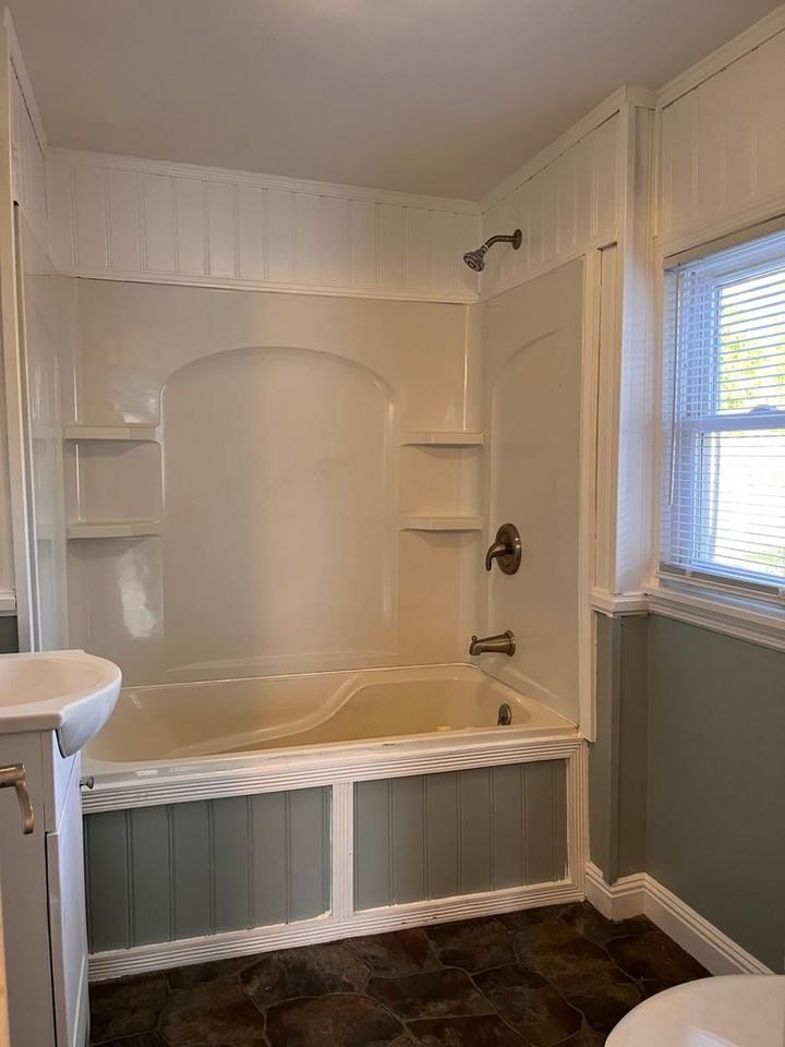 306 W 5th St - Photo 4 of 8