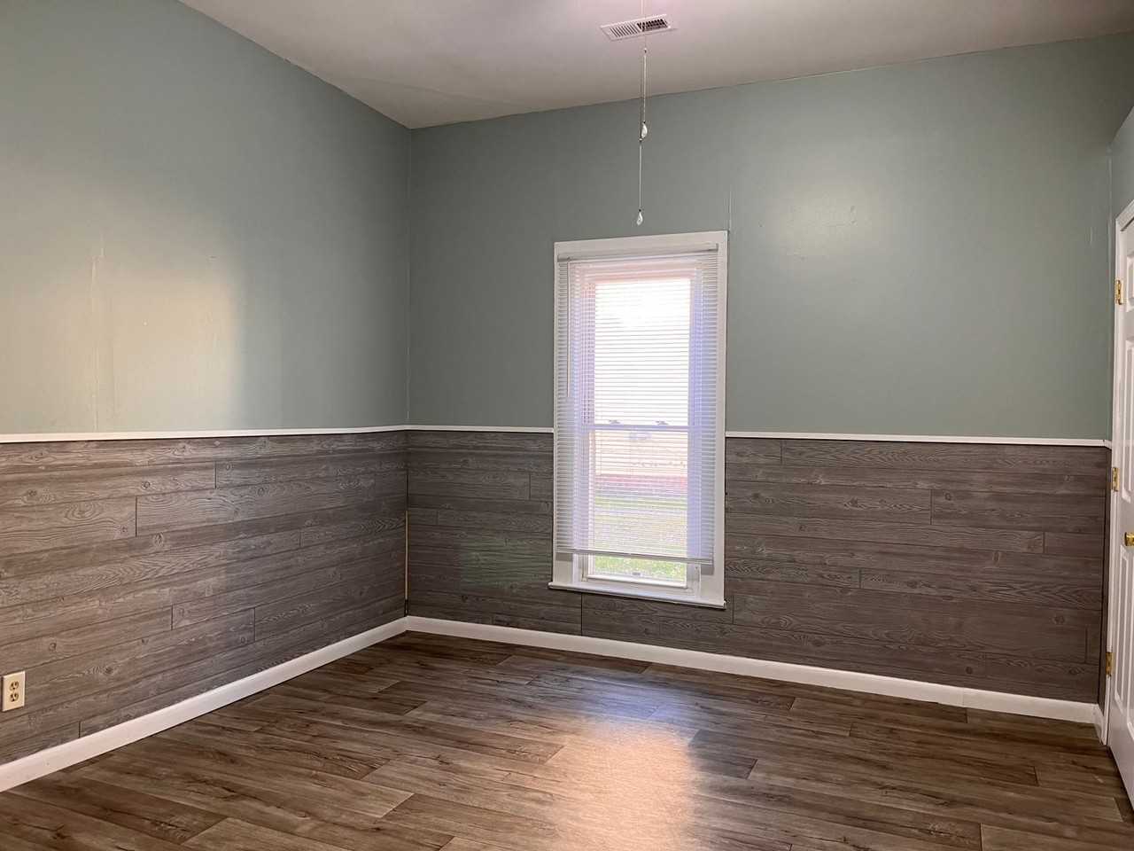 306 W 5th St - Photo 5 of 8