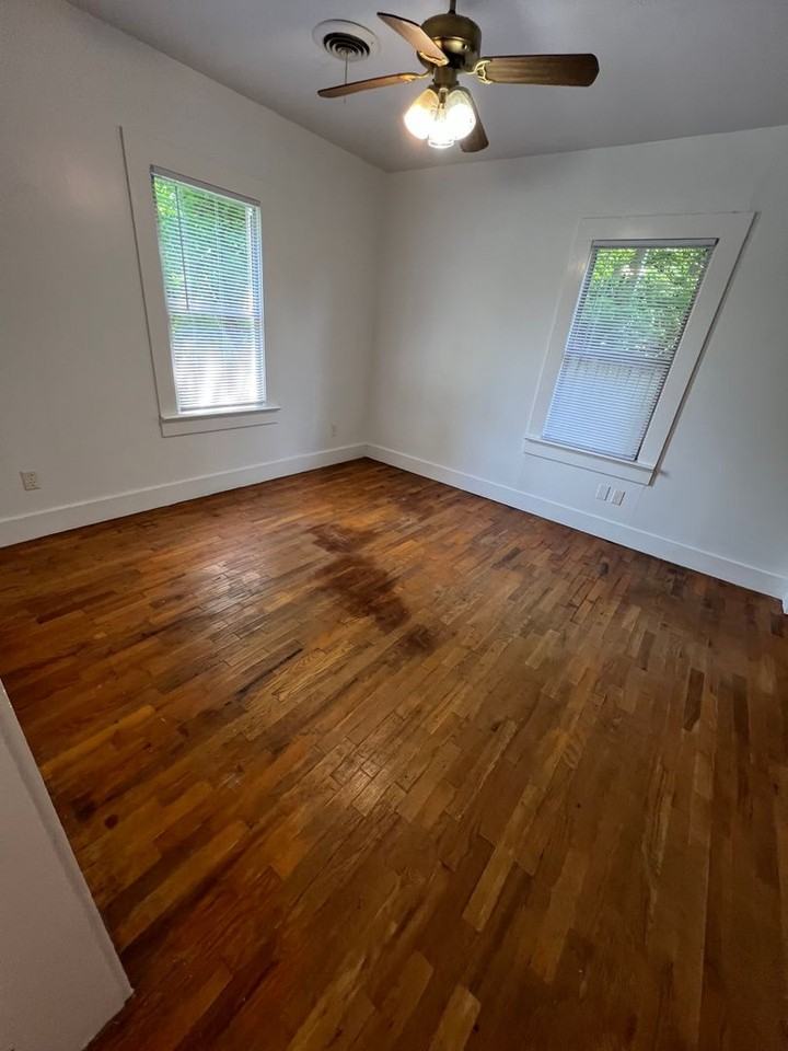 407 W Henry St - Photo 2 of 8