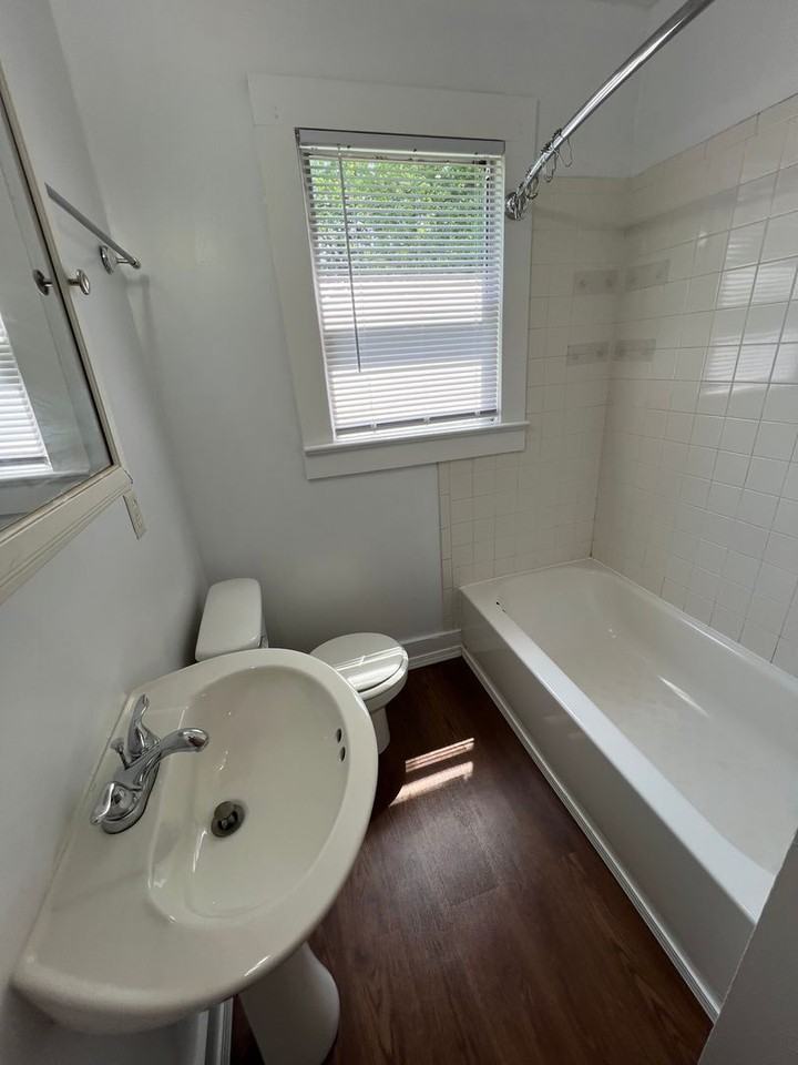 407 W Henry St - Photo 3 of 8