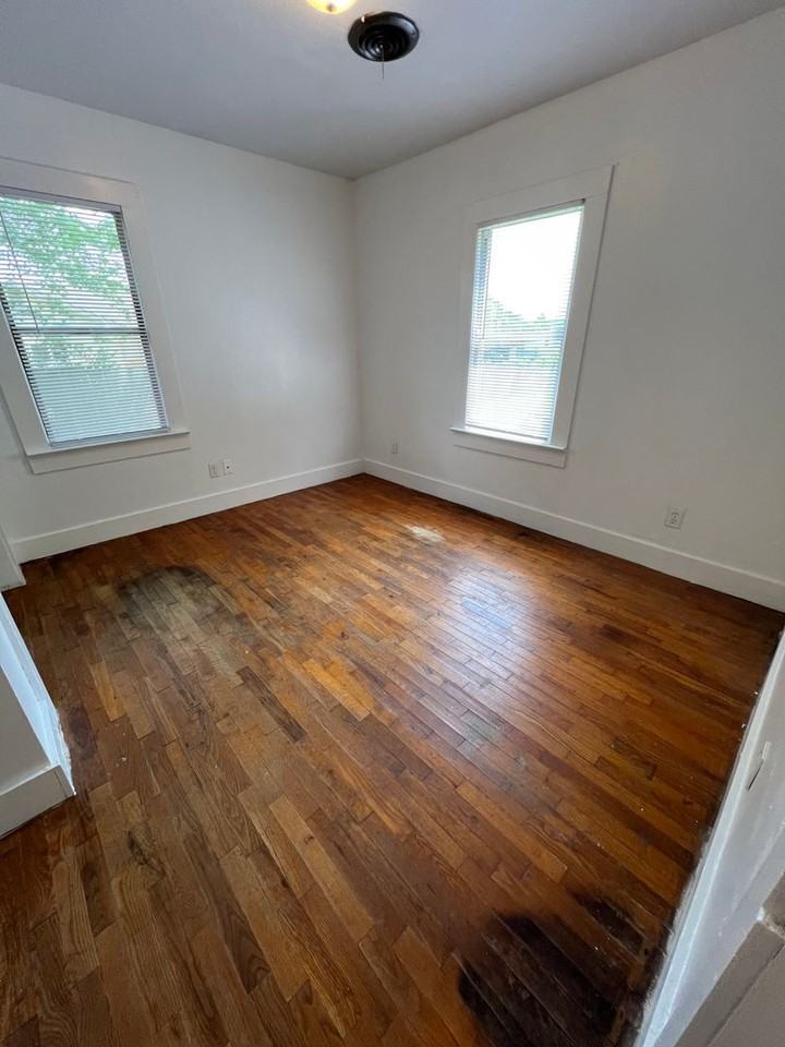 407 W Henry St - Photo 5 of 8