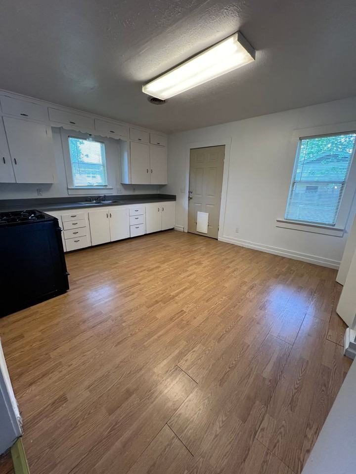 407 W Henry St - Photo 6 of 8