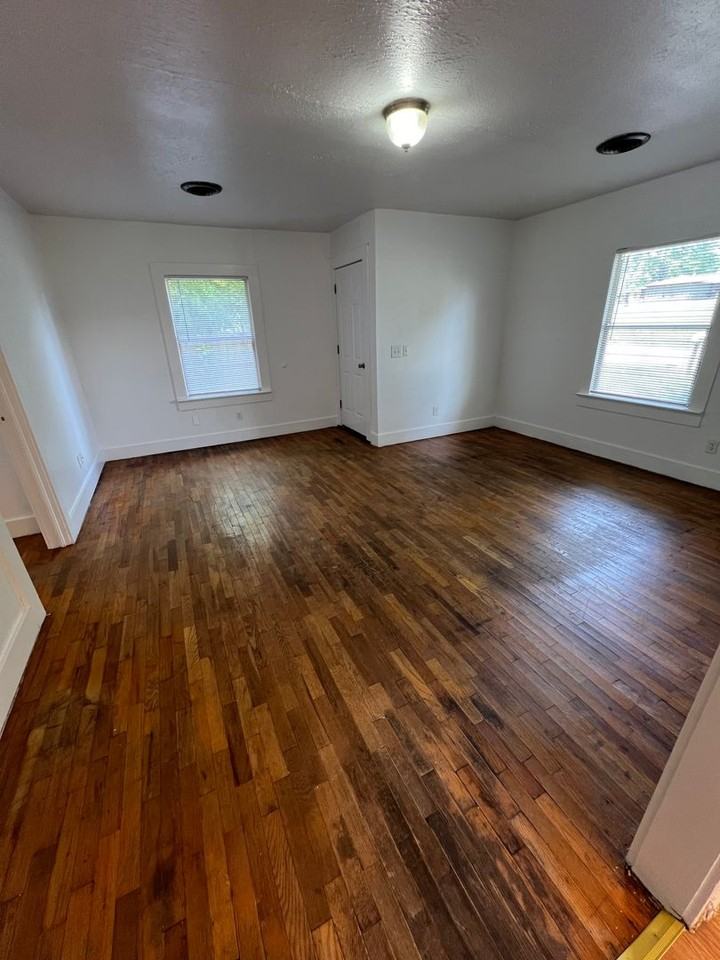 407 W Henry St - Photo 7 of 8