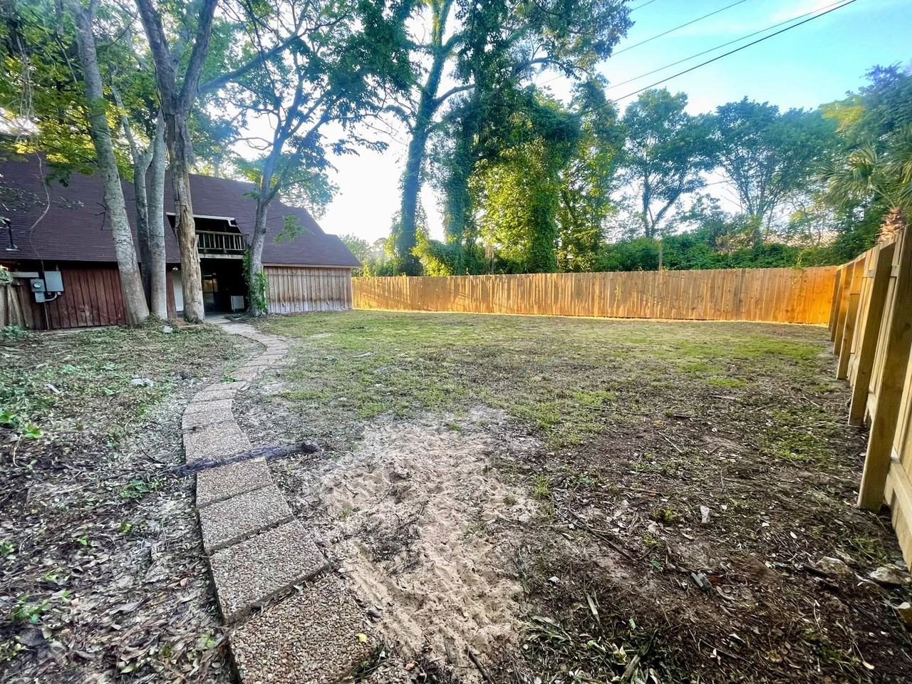1242 Sharlo Ave - Photo 3 of 15